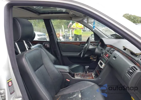 2001 Mercedes-Benz E 430 4M z USA, uszkodzony, nr VIN WDBJF83J81X047600